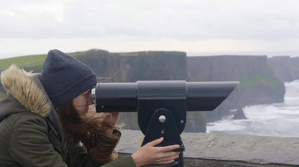 Watching the Cliffs of Moher in Ireland through a spyglass — Stock Photo, Image