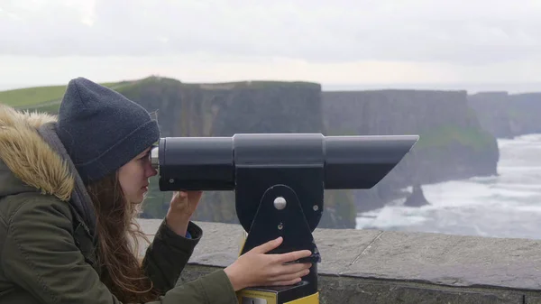 Watching the Cliffs of Moher in Ireland through a spyglass — Stock Photo, Image