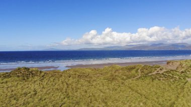 Güneşli bir günde Rossbeigh plaj üzerinde havadan görünümü