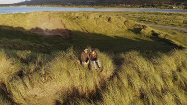 Sahilde birkaç oturma üzerine havadan görünümü