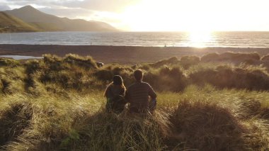 Atlantik Okyanusu günbatımı, Genç Çifte