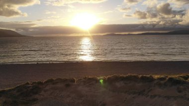 Uçuş günbatımı okyanusa doğru