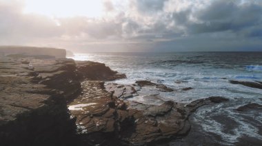 Kilkee rocky bay İrlandalı Batı sahilinde üzerinde düşük havadan görünümü