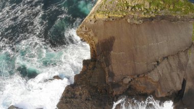 İrlanda'nın sarp kayalıklarla, yaban Atlantik Okyanusu su üzerinde havadan görünümü