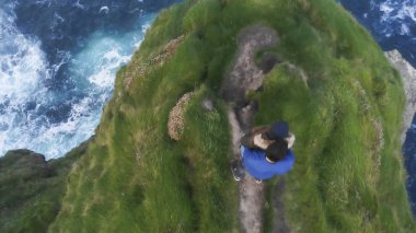 İrlanda west coast adlı bir uçuruma havadan görünümü