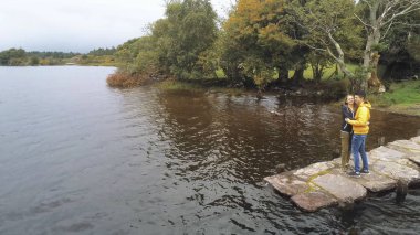 Küçük bir romantik göl üzerinde havadan görünümü