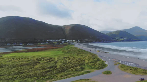 Flug entlang der irischen Küste bei Glenbeigh — Stockfoto
