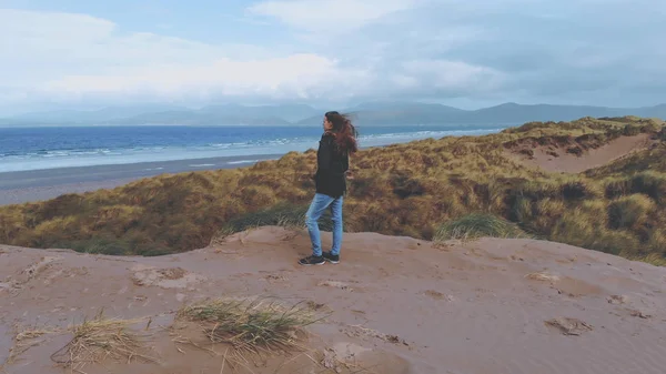 Drone Vista aérea sobre una chica en la costa mirando sobre el Océano Atlántico — Foto de Stock