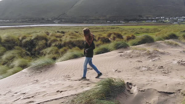 Loop over de duinen aan de Ierse kust — Stockfoto