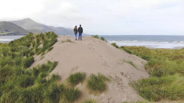 Widok z lotu ptaka przez wydmy i pola trawy na wybrzeżu Irlandii — Zdjęcie stockowe