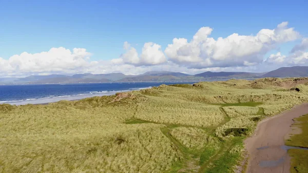 在爱尔兰海岸的沙丘上的真棒鸟瞰图 — 图库照片