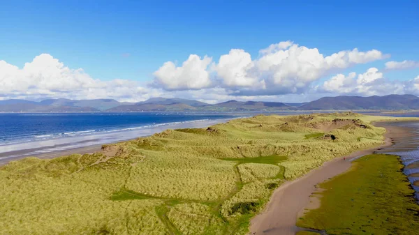 Güneşli bir İrlandalı sahilinde muhteşem manzara — Stok fotoğraf