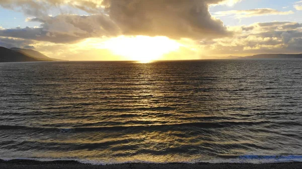 Puesta de sol dorada sobre el océano Atlántico —  Fotos de Stock