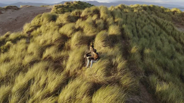 Vista aérea sobre una pareja sentada en la playa — Foto de Stock