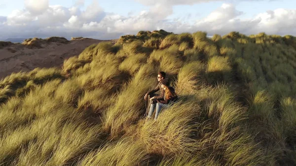 Vista aérea de una pareja sentada en las dunas de la costa oeste irlandesa — Foto de Stock