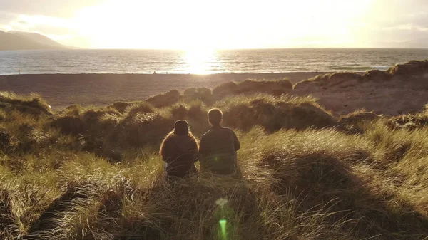 Młoda para w Oceanie Atlantyckim, o zachodzie słońca — Zdjęcie stockowe