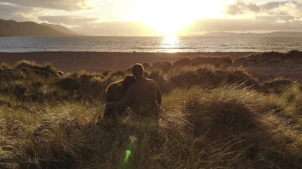 Młoda para zakochana na plaży o zachodzie słońca — Zdjęcie stockowe