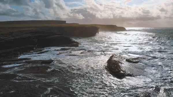 Wild Ocean Woda Kilkee plaży w Irlandii — Zdjęcie stockowe