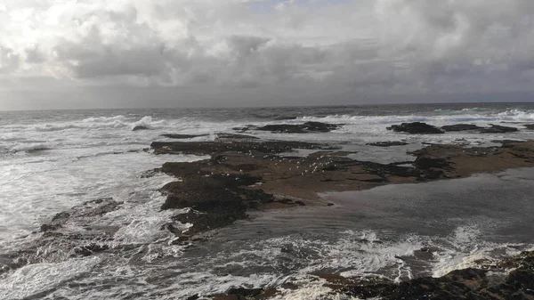 Lage luchtfoto 's avonds waterbeheersing wild Oceaan — Stockfoto