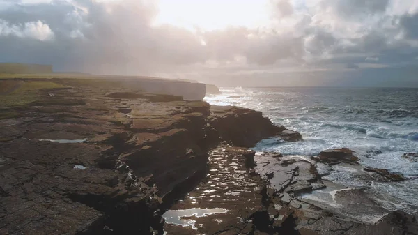 Niesamowite skaliste wybrzeże Irlandii — Zdjęcie stockowe