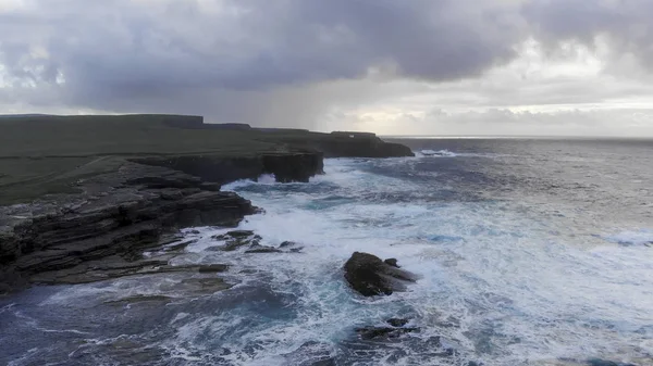 Večerní výhled na skalnaté pobřeží západního Irska — Stock fotografie