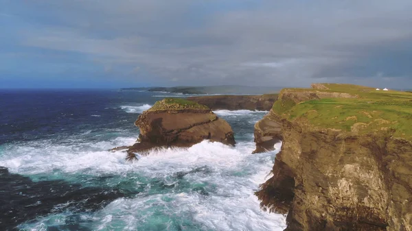 Letecký pohled na strmé útesy Kilkee — Stock fotografie