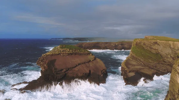 The amazing cliffs of Kilkee with wild Ocean water — Stock Photo, Image
