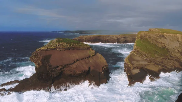 Vad óceán víz üti a sziklaszirtek ír nyugati part — Stock Fotó