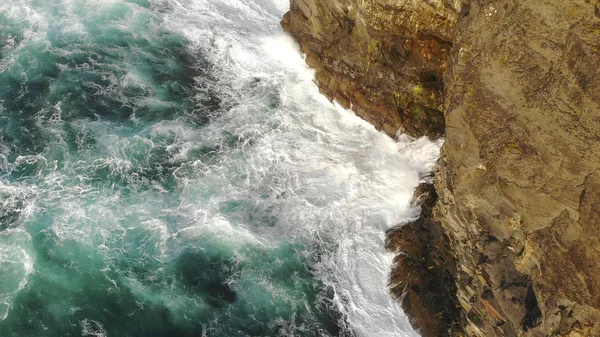 Agua del Océano Atlántico salvaje en la costa oeste de Irlanda — Foto de Stock