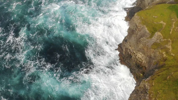 Luftaufnahme über dem wilden atlantischen Ozeanwasser an den steilen Klippen Irlands — Stockfoto