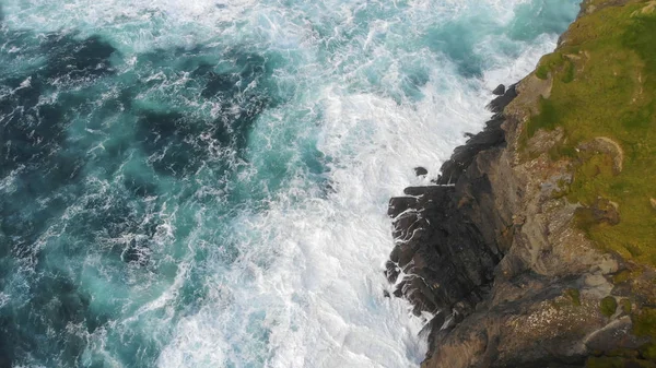 La natura selvaggia impressionante della costa occidentale irlandese dall'alto — Foto Stock