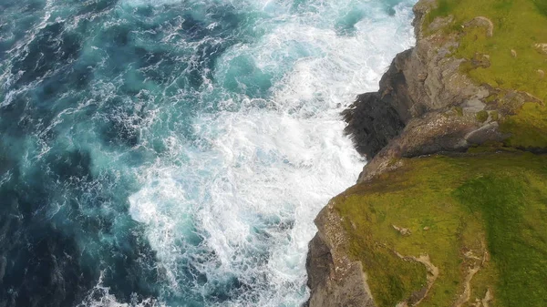 Flight along the steep cliffs of the Irish west coast — Stock Photo, Image