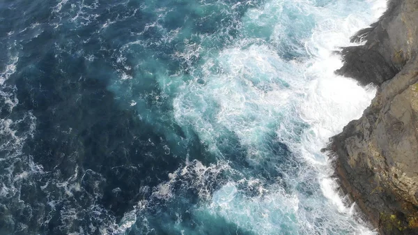 Błękitne wody oceanu na zachodnim wybrzeżu Irlandii — Zdjęcie stockowe