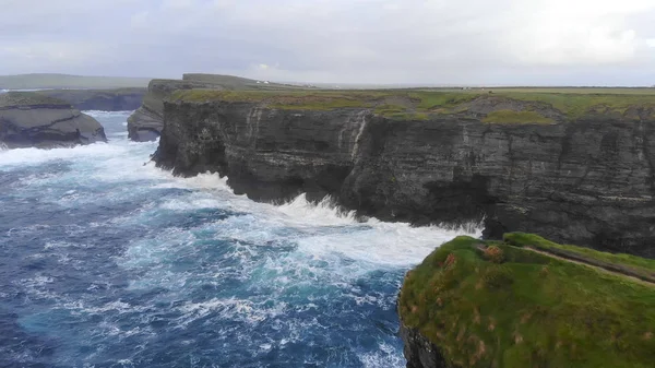 Beautiful Aerial view over the cliffs of Kilkee at the Irish west coast — Stock Photo, Image