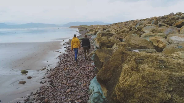 Paseo por la playa de guijarros en la costa oeste irlandesa — Foto de Stock