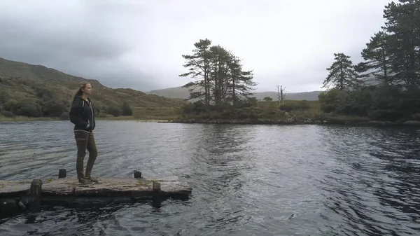 Młoda dziewczyna stoi na molo o wspaniałe jezioro w Irlandii — Zdjęcie stockowe