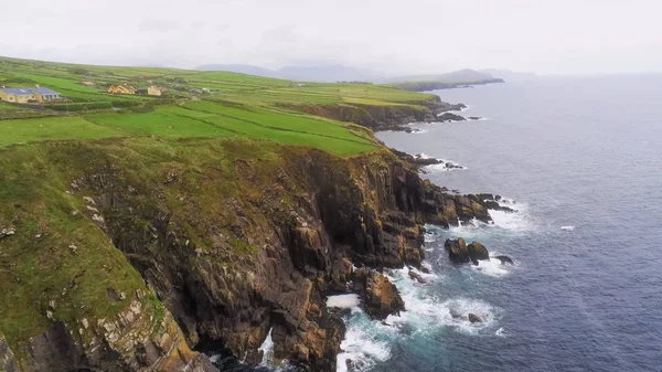 Flight along the cliffs of Dingle Peninsula in West Ireland — Stock Photo, Image