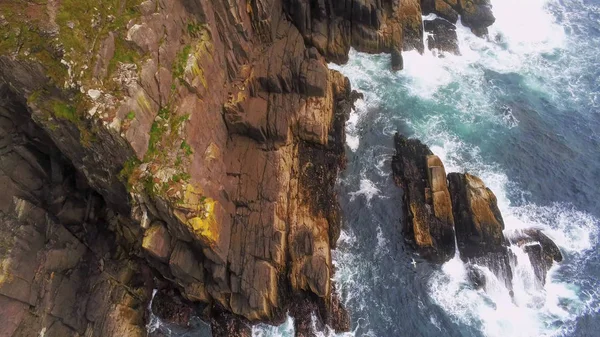 Modrá voda Atlantiku zasáhne útesy poloostrova Dingle v Irsku — Stock fotografie