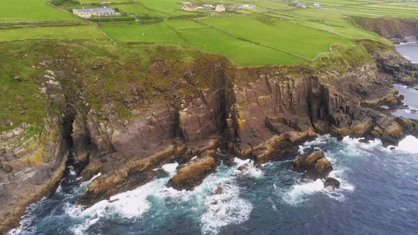 Erstaunliche grüne Dingle-Halbinsel und blaues Meerwasser an der Westküste Irlands — Stockfoto