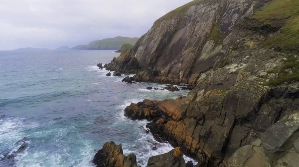 Flight along the steep cliffs at Dingle Peninsula in Ireland — Stock Photo, Image