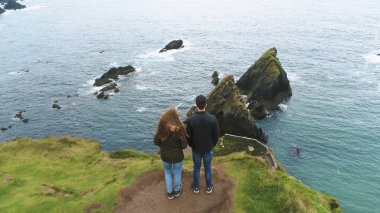 Bir çift arıyorsunuz Dingle Yarımadası üzerinde Dunquin iskelede üzerinde havadan görünümü