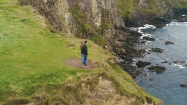 İrlanda west coast üzerinde bir çift ayakta Dunquin iskelede üzerinde havadan görünümü