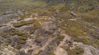 Uçuş uzak bir kayaya oturan bir kız