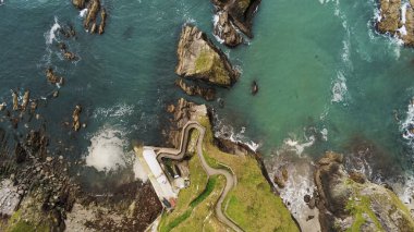 Dunquin İskelesi'İrlandalı west coast üzerinde şaşırtıcı havadan görünümü