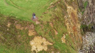 Birkaç Dunquin iskele üzerinde seyir üzerinde havadan görünümü