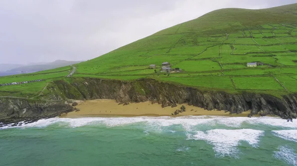Εναέρια θέα πάνω από το τυπικό τοπίο στη δυτική ακτή της Ιρλανδίας — Φωτογραφία Αρχείου