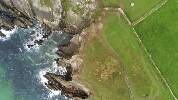 Atlantic Ocean water hits the rocky coastline of west Ireland — Stock Photo, Image