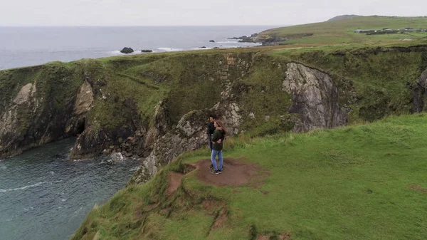 Młoda para stoi na szczycie Dunquin molo w Irlandii — Zdjęcie stockowe