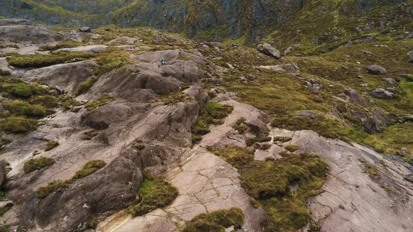 Jong meisje zit alleen in de rocky mountains van Dingle schiereiland — Stockfoto