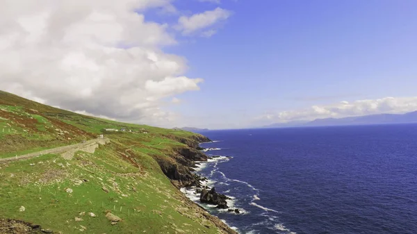 Flight along the coastline of Dingle Peninsula in Ireland — Stock Photo, Image